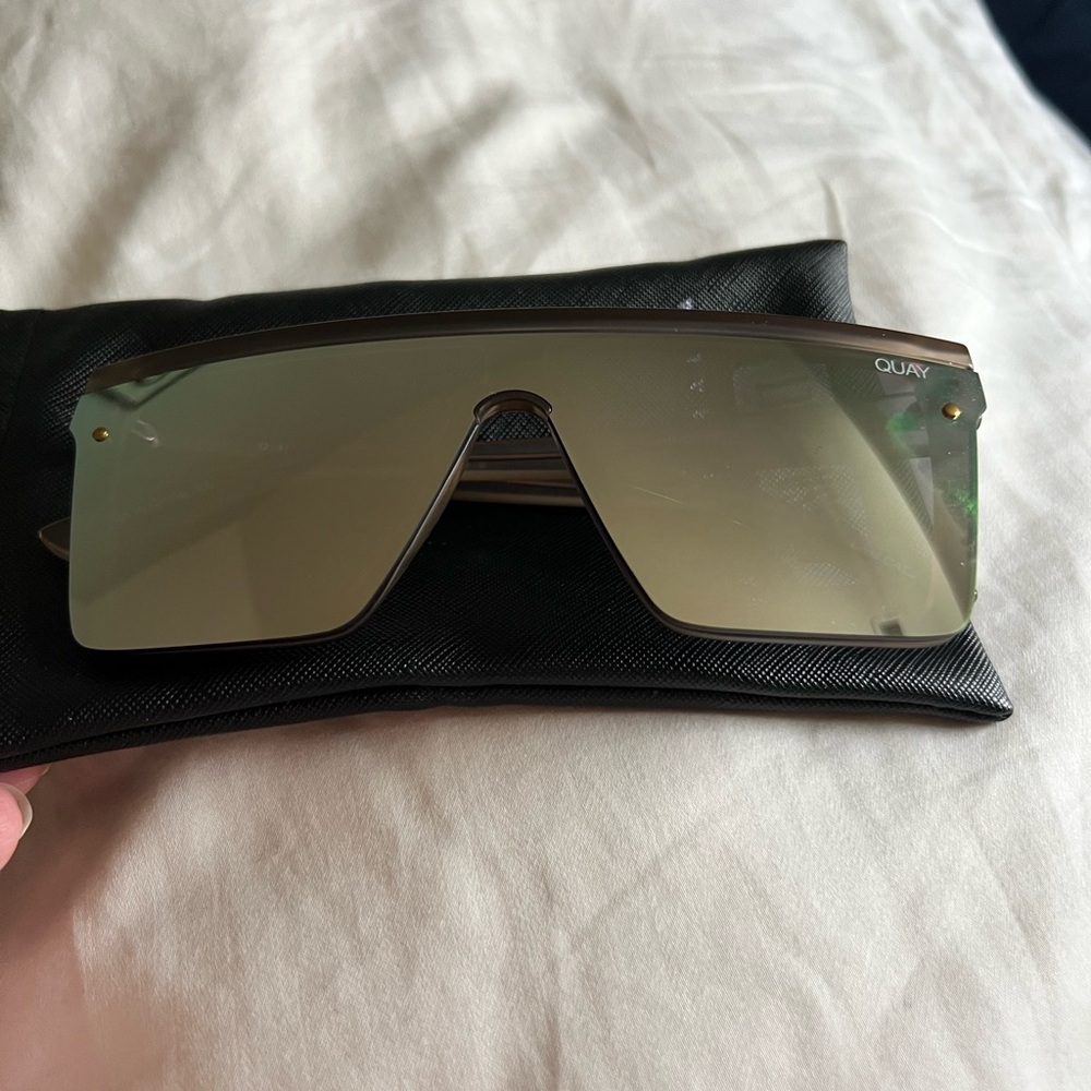 Alissa Violet Quay Australia HINDSIGHT Sunglasses with Black Frame Mirror